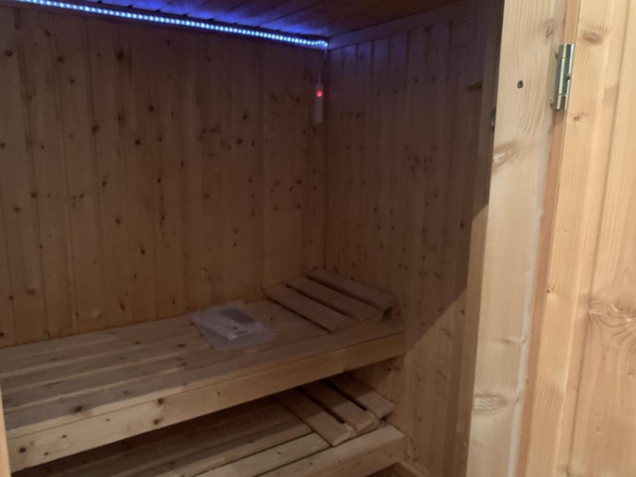 Im Herzen Von Wiesdorf- Blick Auf Das Bayer-Kreuz -Appartement Mit 2 Schlafzimmern-Fuer 3 Personen -Zentral Gelegen - Friedrich Ebert Platz 5A , 4Te Etage - Dachterrasse Und Sauna - Kaution Pflicht - Leverkusen Exterior foto